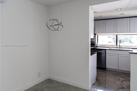 Condominio en venta en Sunny Isles Beach, Florida, 1 dormitorio, 71.26 m2 № 1999476 - foto 13