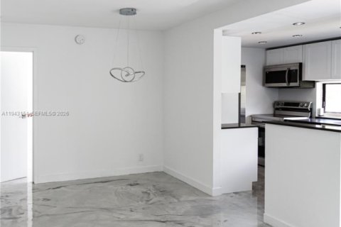 Condominio en venta en Sunny Isles Beach, Florida, 1 dormitorio, 71.26 m2 № 1999476 - foto 2