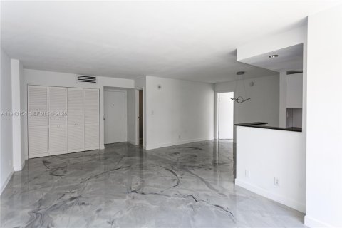 Condominio en venta en Sunny Isles Beach, Florida, 1 dormitorio, 71.26 m2 № 1999476 - foto 10
