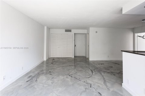 Condominio en venta en Sunny Isles Beach, Florida, 1 dormitorio, 71.26 m2 № 1999476 - foto 11