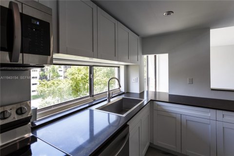 Condominio en venta en Sunny Isles Beach, Florida, 1 dormitorio, 71.26 m2 № 1999476 - foto 24