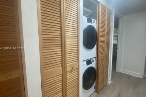 Condominio en alquiler en Miami, Florida, 2 dormitorios, 105.91 m2 № 2257872 - foto 4