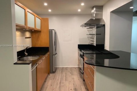 Condominio en alquiler en Miami, Florida, 2 dormitorios, 105.91 m2 № 2257872 - foto 3
