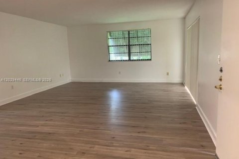 Condominio en alquiler en Miami, Florida, 2 dormitorios, 105.91 m2 № 2257872 - foto 2