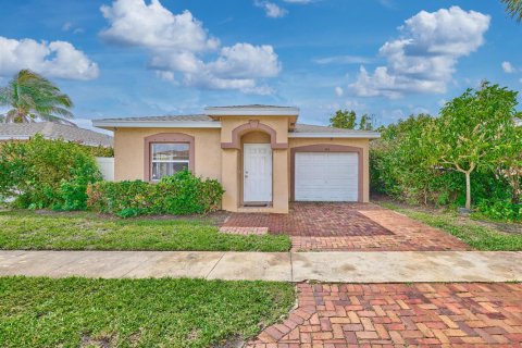 Villa ou maison à vendre à Boynton Beach, Floride: 3 chambres, 100.71 m2 № 2085268 - photo 3