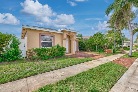 Villa ou maison à vendre à Boynton Beach, Floride: 3 chambres, 100.71 m2 № 2085268 - photo 2