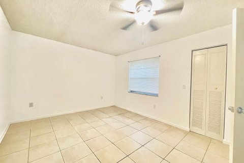 Condo in St. Lucie, Florida, 2 bedrooms № 2083060 - photo 8