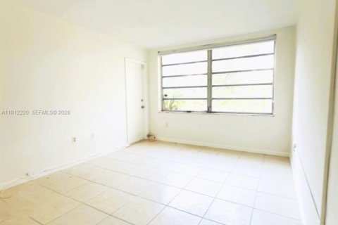 Condo in Miami, Florida, 1 bedroom  № 2082317 - photo 4