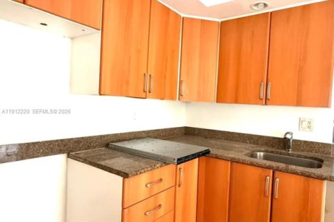 Condo in Miami, Florida, 1 bedroom  № 2082317 - photo 9