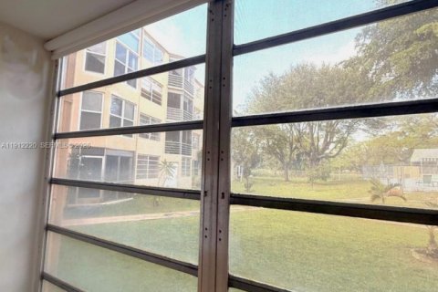 Condo in Miami, Florida, 1 bedroom  № 2082317 - photo 14