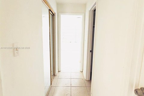 Condo in Miami, Florida, 1 bedroom  № 2082317 - photo 6