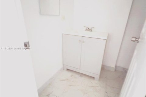 Condo in Miami, Florida, 1 bedroom  № 2082317 - photo 7