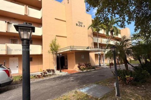 Condo in Miami, Florida, 1 bedroom  № 2082317 - photo 15