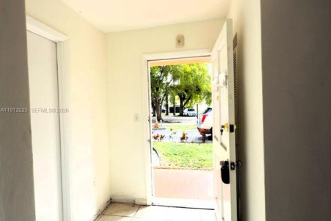 Condo in Miami, Florida, 1 bedroom  № 2082317 - photo 3