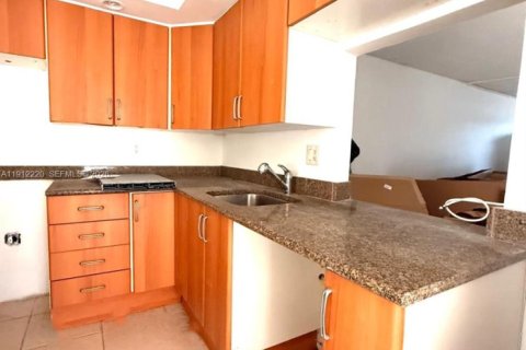 Condo in Miami, Florida, 1 bedroom  № 2082317 - photo 11
