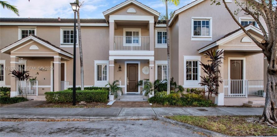 House in Homestead, Florida 3 bedrooms, 146.79 sq.m. № 2041772