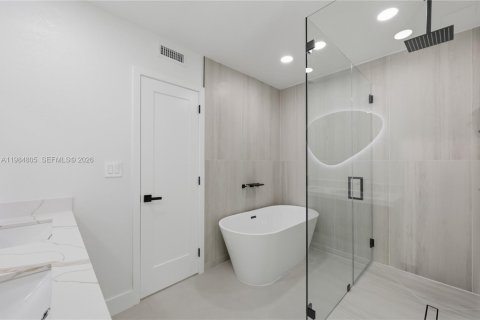 House in Biscayne Park, Florida 4 bedrooms, 152.17 sq.m. № 2047049 - photo 17