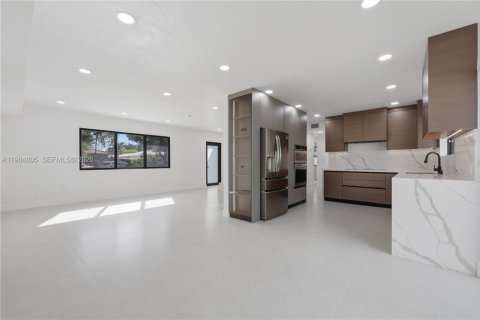 House in Biscayne Park, Florida 4 bedrooms, 152.17 sq.m. № 2047049 - photo 11