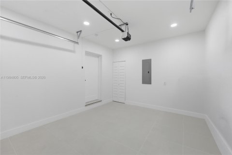 House in Biscayne Park, Florida 4 bedrooms, 152.17 sq.m. № 2047049 - photo 27