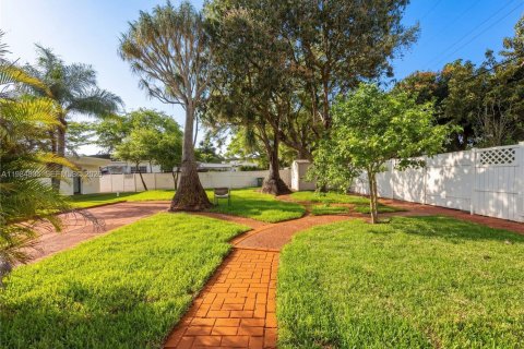 House in Biscayne Park, Florida 4 bedrooms, 152.17 sq.m. № 2047049 - photo 29