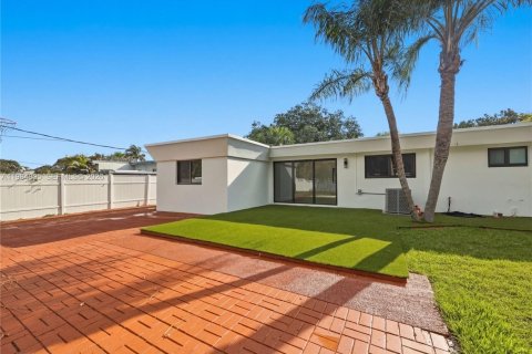 House in Biscayne Park, Florida 4 bedrooms, 152.17 sq.m. № 2047049 - photo 30