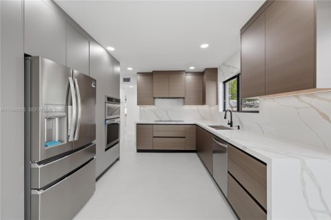 House in Biscayne Park, Florida 4 bedrooms, 152.17 sq.m. № 2047049 - photo 7