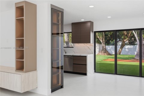 House in Biscayne Park, Florida 4 bedrooms, 152.17 sq.m. № 2047049 - photo 6
