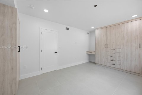 House in Biscayne Park, Florida 4 bedrooms, 152.17 sq.m. № 2047049 - photo 13
