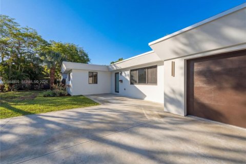 House in Biscayne Park, Florida 4 bedrooms, 152.17 sq.m. № 2047049 - photo 3