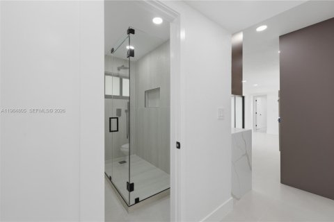 House in Biscayne Park, Florida 4 bedrooms, 152.17 sq.m. № 2047049 - photo 22