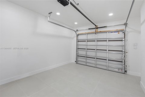 House in Biscayne Park, Florida 4 bedrooms, 152.17 sq.m. № 2047049 - photo 26