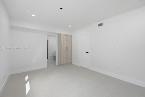 House in Biscayne Park, Florida 4 bedrooms, 152.17 sq.m. № 2047049 - photo 14