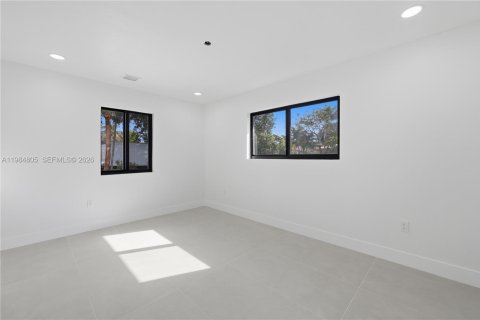House in Biscayne Park, Florida 4 bedrooms, 152.17 sq.m. № 2047049 - photo 18