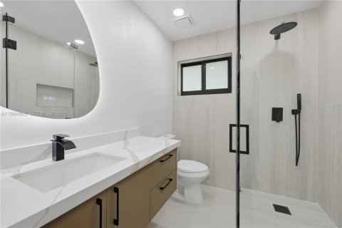 House in Biscayne Park, Florida 4 bedrooms, 152.17 sq.m. № 2047049 - photo 23