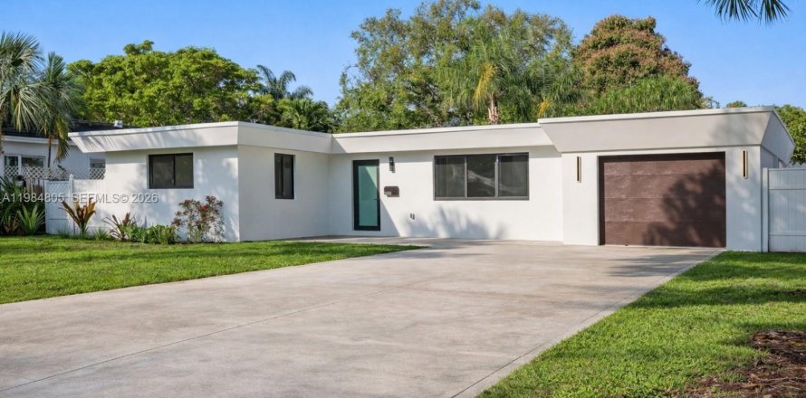 House in Biscayne Park, Florida 4 bedrooms, 152.17 sq.m. № 2047049