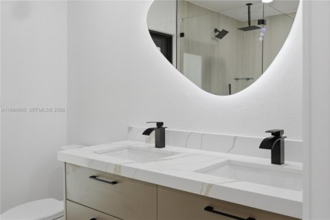 House in Biscayne Park, Florida 4 bedrooms, 152.17 sq.m. № 2047049 - photo 15