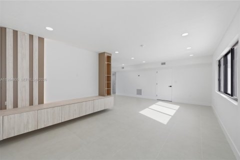 House in Biscayne Park, Florida 4 bedrooms, 152.17 sq.m. № 2047049 - photo 4