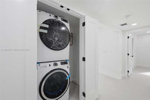 House in Biscayne Park, Florida 4 bedrooms, 152.17 sq.m. № 2047049 - photo 25