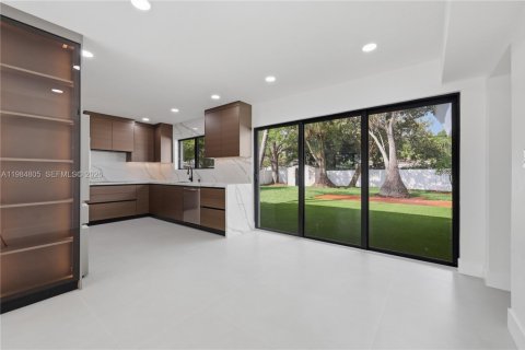 House in Biscayne Park, Florida 4 bedrooms, 152.17 sq.m. № 2047049 - photo 8