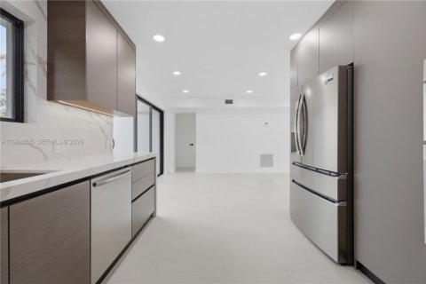 House in Biscayne Park, Florida 4 bedrooms, 152.17 sq.m. № 2047049 - photo 10