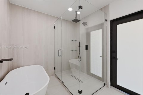 House in Biscayne Park, Florida 4 bedrooms, 152.17 sq.m. № 2047049 - photo 16