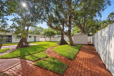 House in Biscayne Park, Florida 4 bedrooms, 152.17 sq.m. № 2047049 - photo 28