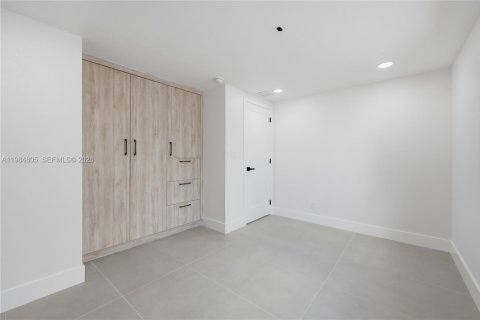 House in Biscayne Park, Florida 4 bedrooms, 152.17 sq.m. № 2047049 - photo 20