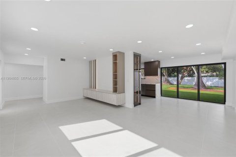 House in Biscayne Park, Florida 4 bedrooms, 152.17 sq.m. № 2047049 - photo 5