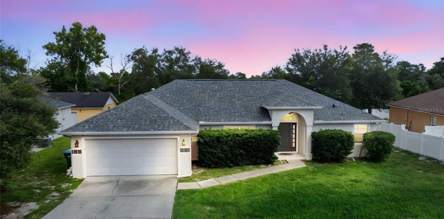 Casa en Deltona, Florida 3 dormitorios, 179.49 m2 № 1900122