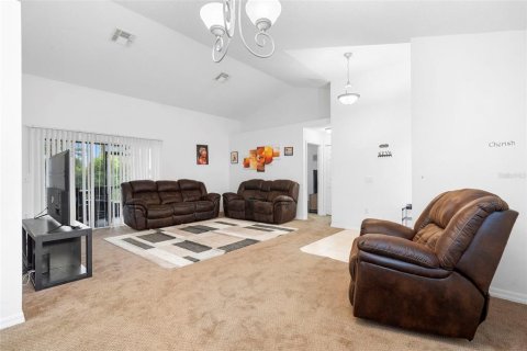 House in Deltona, Florida 3 bedrooms, 179.49 sq.m. № 1900122 - photo 9