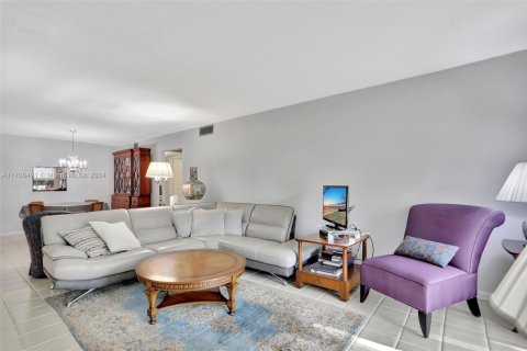 Condo in Coconut Creek, Florida, 2 bedrooms  № 1462218 - photo 13