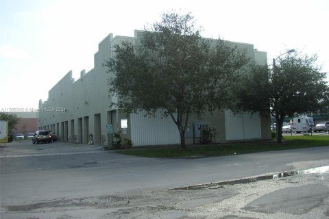Propiedad comercial en alquiler en Hialeah, Florida № 1188577 - foto 1