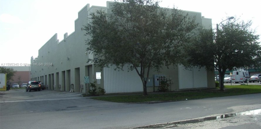 Propiedad comercial en Hialeah, Florida № 1188577