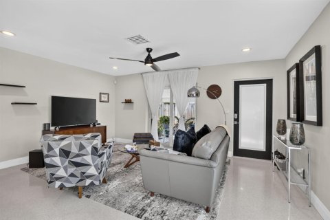 House in Fort Lauderdale, Florida 3 bedrooms, 115.38 sq.m. № 2261535 - photo 6